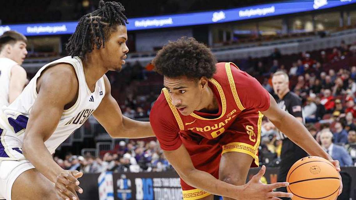  Mar 11, 2026; Chicago, IL, USA; Southern California Trojans guard Alijah Arenas (0) drives to the basket against the Washington Huskies during the first half at United Center. Mandatory Credit: Kamil Krzaczynski-Imagn Images | Kamil Krzaczynski-Imagn Images 