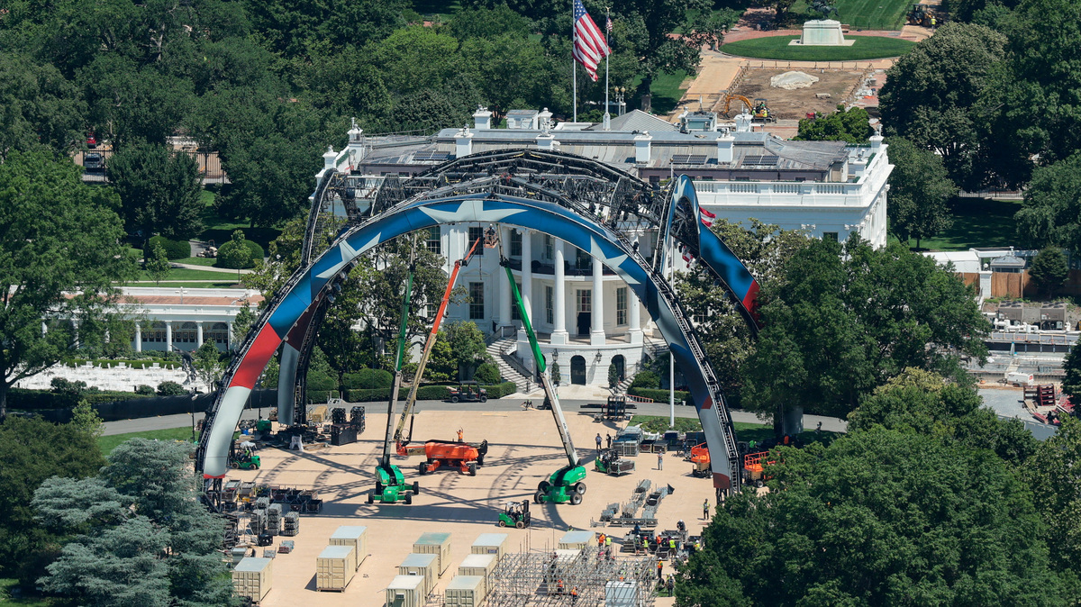 FILE PHOTO: Construction is underway on a temporary arena that will host the UFC Freedom 250 fight card in June on the South Lawn of the White House in Washington, D.C., U.S., May 28, 2026. REUTERS/Kylie Cooper/File Photo