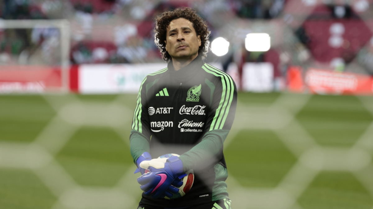 Guillermo Ochoa de México calienta durante un partido amistoso entre México y Portugal en el estadio Banorte de Ciudad de México (México). Fotografía de archivo. EFE/ José Méndez