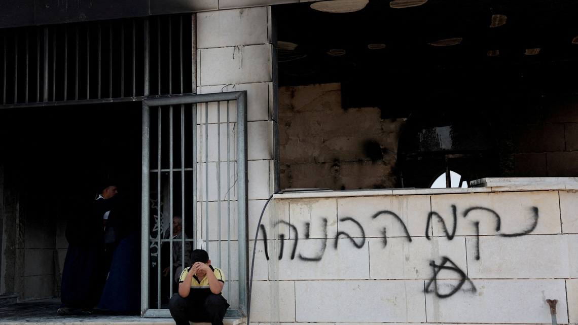 Israeli troops clash with settlers besieging Palestinian homes in West Bank 