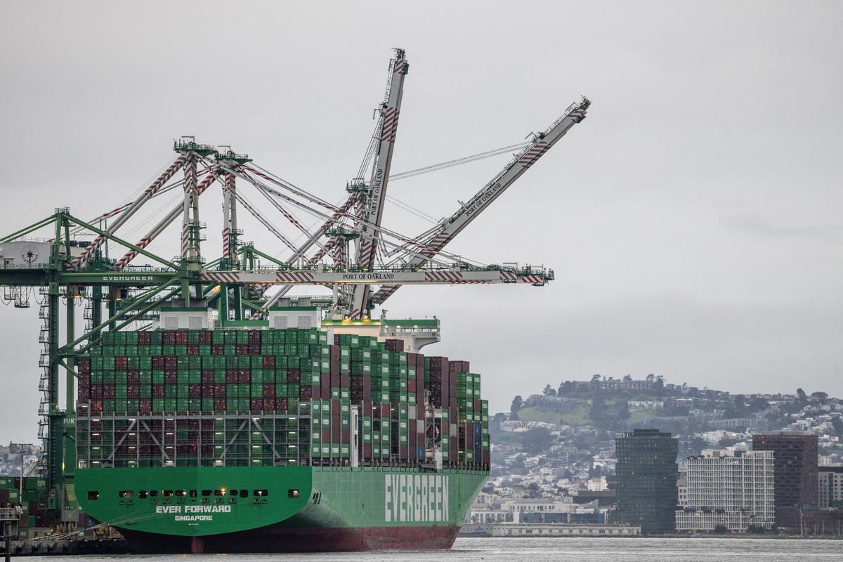 FILE PHOTO: Shipping containers are stacked on a cargo ship at the port of Oakland in Oakland, California, U.S., February 24, 2026. REUTERS/Carlos Barria/File Photo