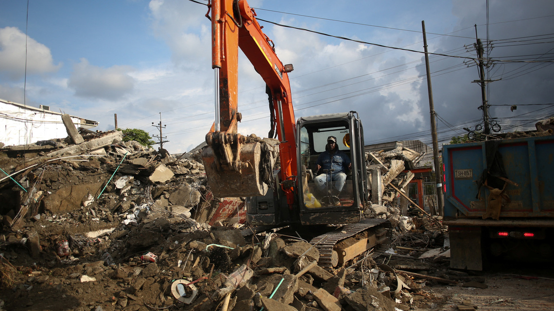 Race to reach trapped Colombia quake survivors offers hope