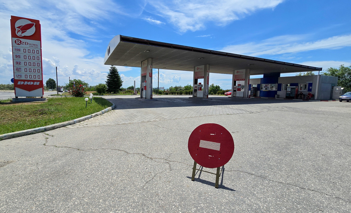 A closed gas station after local authorities restricted petrol sales and introduced rationing amid a supply shortage that they said was caused by Ukrainian attacks on logistics routes, in the course of the Russia-Ukraine military conflict in the Black Sea resort city of Yevpatoriya, Crimea, June 11, 2026. Picture taken with a mobile phone. REUTERS/Alexey Pavlishak