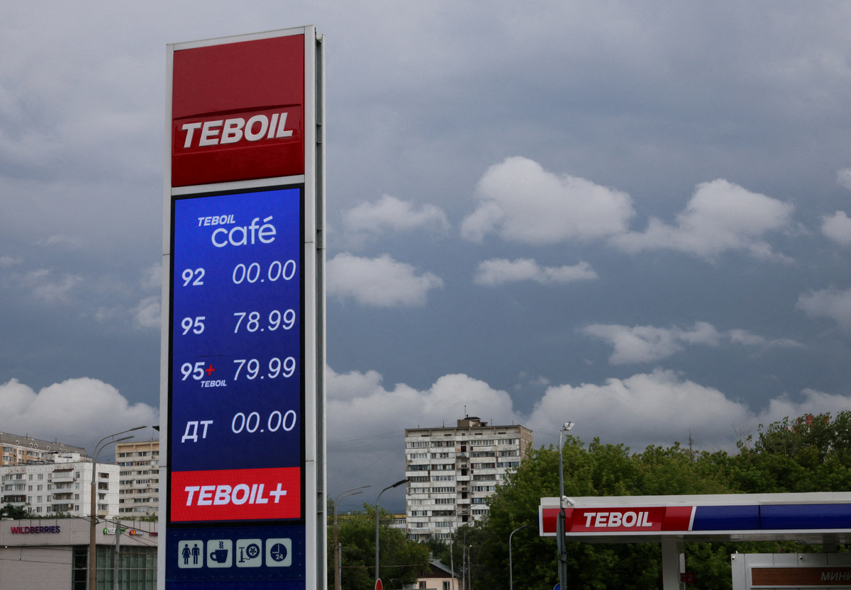 FILE PHOTO: A price board stands at a Teboil petrol station in Moscow, Russia June 22, 2026. REUTERS/Stringer/File Photo
