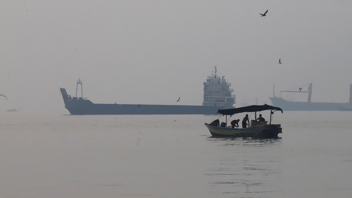 Attacks on tankers in Hormuz hit highest of any week since start of Iran war, sources say
