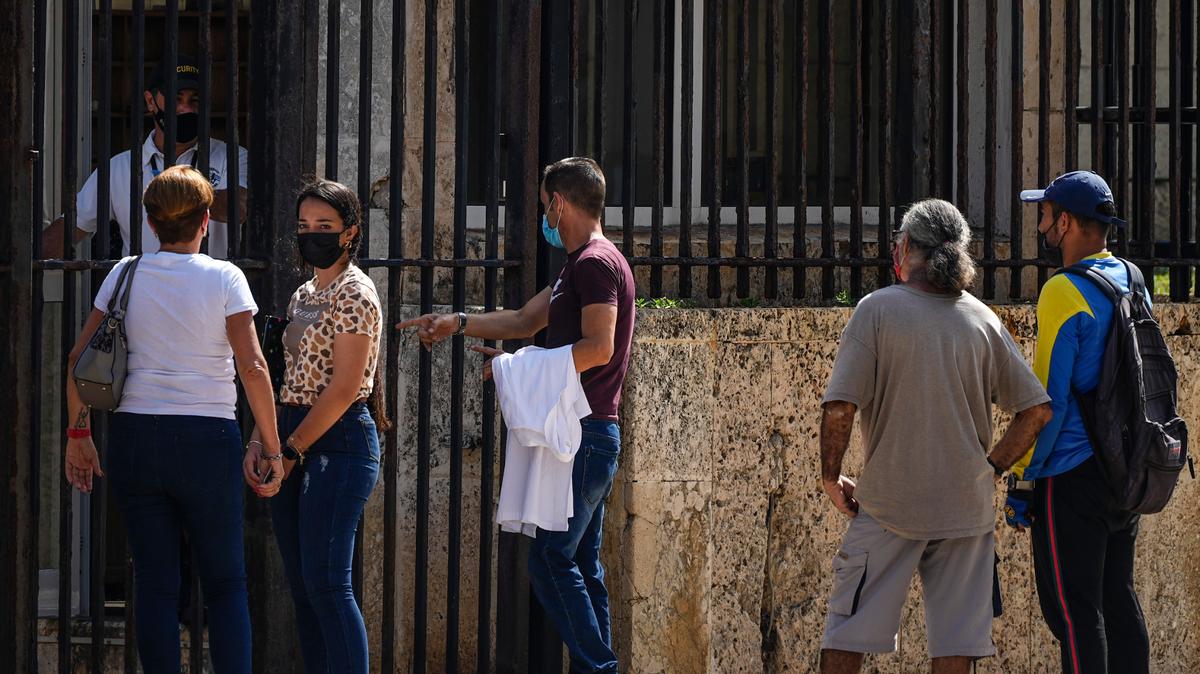 Foto de archivo. Personas esperan su turno frente a la embajada de Estados Unidos al día siguiente de su reapertura en La Habana, Cuba, el miércoles 4 de mayo de 2022.