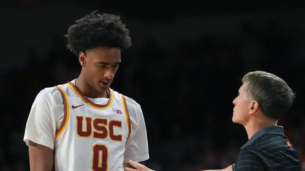  Feb 18, 2026; Los Angeles, California, USA; Southern California Trojans head coach Eric Musselman and guard Alijah Arenas (0) react against the Illinois Fighting Illini in the first half at Galen Center. | Kirby Lee-Imagn Images 