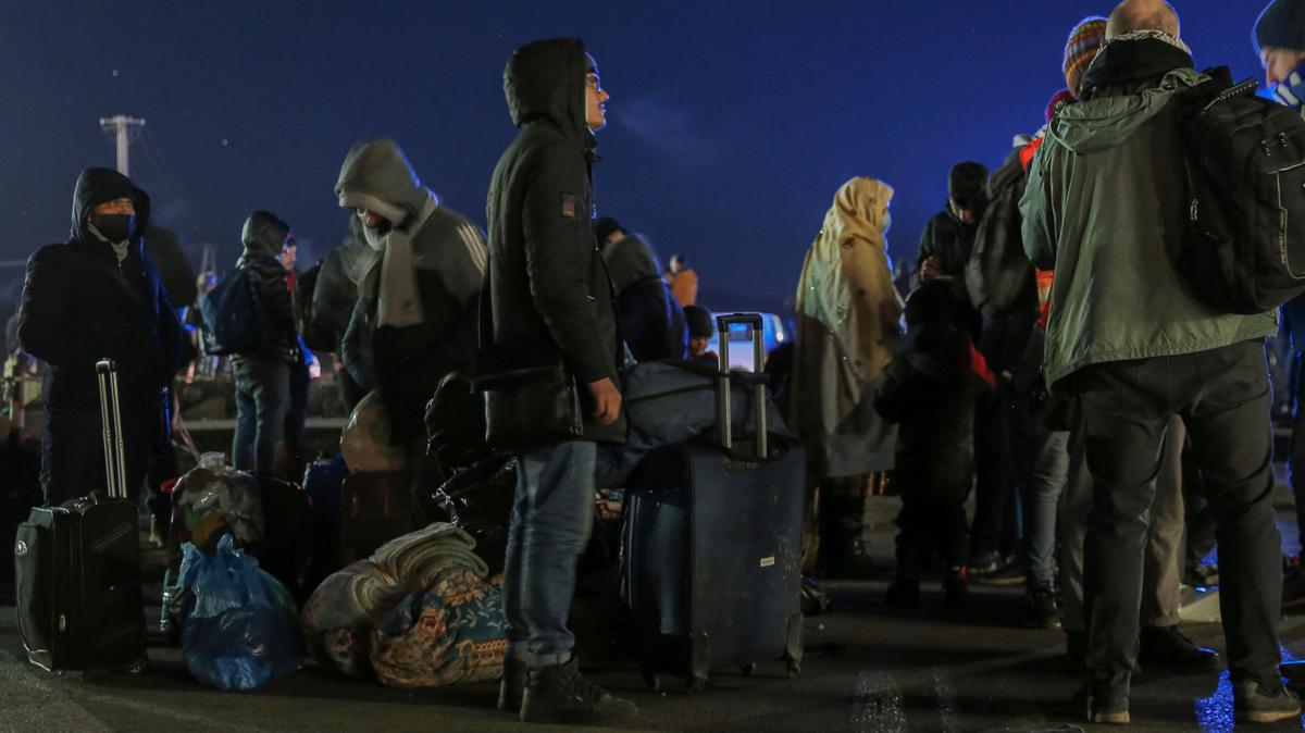 Refugiados que huyeron de Ucrania llegan al cruce fronterizo de Medyka, el lunes 28 de febrero de 2022, en Polonia. (AP Foto/Visar Kryeziu)