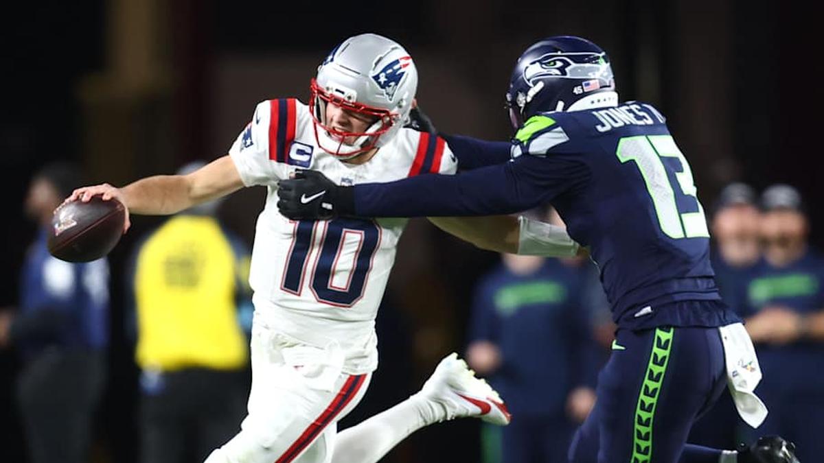  Feb 8, 2026; Santa Clara, CA, USA; New England Patriots quarterback Drake Maye (10) runs against Seattle Seahawks linebacker Ernest Jones IV (13) during the third quarter in Super Bowl LX at Levi's Stadium. Mandatory Credit: Mark J. Rebilas-Imagn Images | Mark J. Rebilas-Imagn Images 