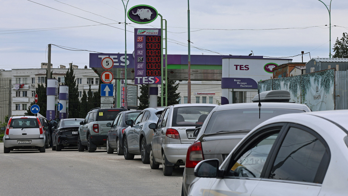 FILE PHOTO: Cars queue for fuel at a gas station after the authorities restricted fuel sales amid a supply shortage following Ukrainian attacks on logistics routes in the course of Russia-Ukraine conflict, in Sevastopol, Crimea June 1, 2026. REUTERS/Stringer/File Photo