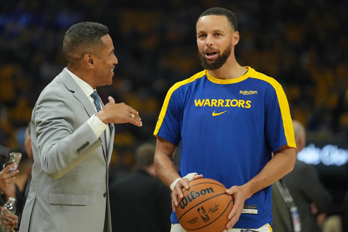  Mark Jones (left) speaks to Stephen Curry of the Golden State Warriors (right) before a game. Darren Yamashita-Imagn Images