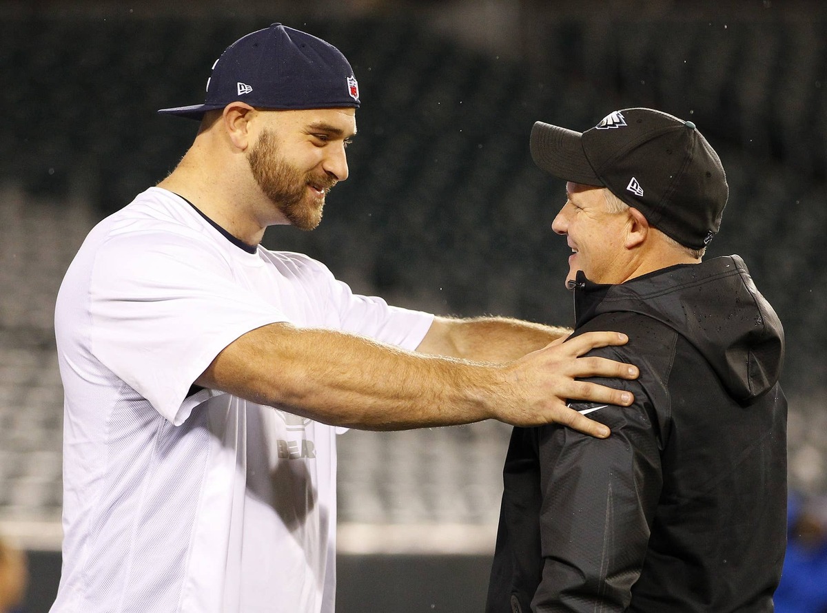  PHILADELPHIA, PA - DECEMBER 22: Guard Kyle Long #75 of the Chicago Bears talks with head coach Chip Kelly of the Philadelphia Eagles before the start of a game at Lincoln Financial Field on December 22, 2013 in Philadelphia, Pennsylvania. Kelly coached Long at the University of Oregon. (Photo by Rich Schultz /Getty Images).
