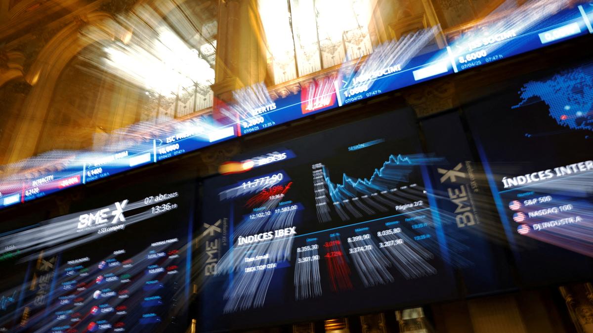 FILE PHOTO: Electronic boards display stock information at the stock exchange in Madrid, Spain, April 7, 2025. Photo taken with slow shutter speed and zoom lens. REUTERS/Susana Vera/File Photo