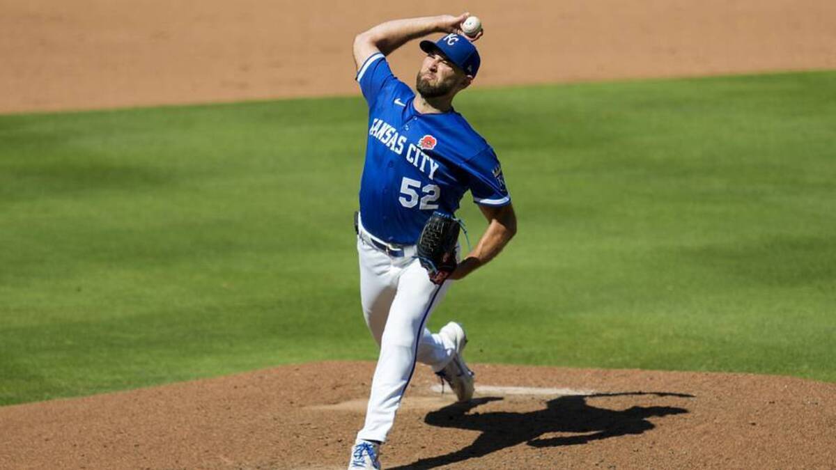  May 25, 2026; Kansas City, Missouri, USA; Kansas City Royals pitcher Michael Wacha (52) pitches during the fifth inning against the New York Yankees at Kauffman Stadium. | Jay Biggerstaff-Imagn Images 