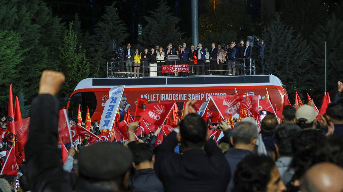 Turkey's main opposition Republican People's Party (CHP) leader Ozgur Ozel addresses his supporters in Ankara, Turkey, May 22, 2026. REUTERS/Efekan Akyuz