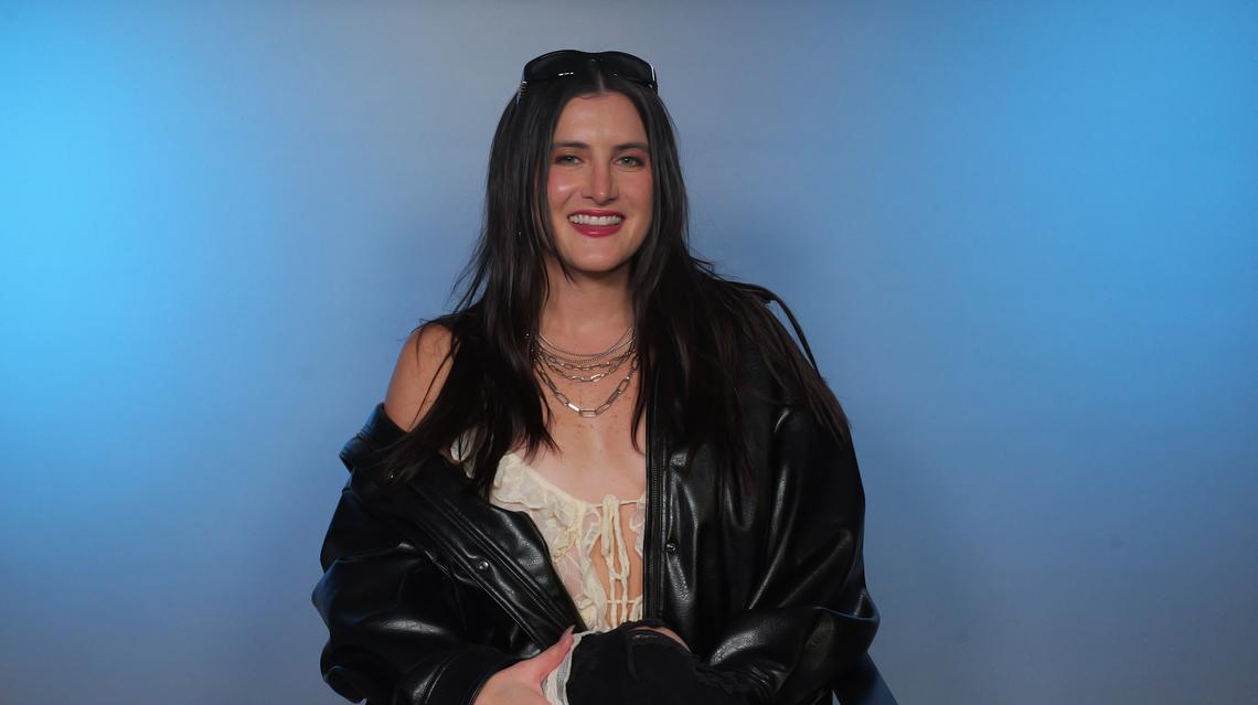  Camila Ramón en el estudio de Us WeeklyUs Weekly 