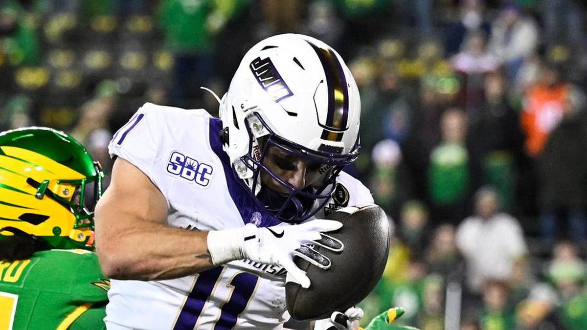  Dec 20, 2025; Eugene, OR, USA; James Madison Dukes wide receiver Nick Degennaro (11) makes a catch for a touchdown as Oregon Ducks defensive back Na'Eem Offord (14) defends during the fourth quarter at Autzen Stadium. Mandatory Credit: Craig Strobeck-Imagn Images | Craig Strobeck-Imagn Images 