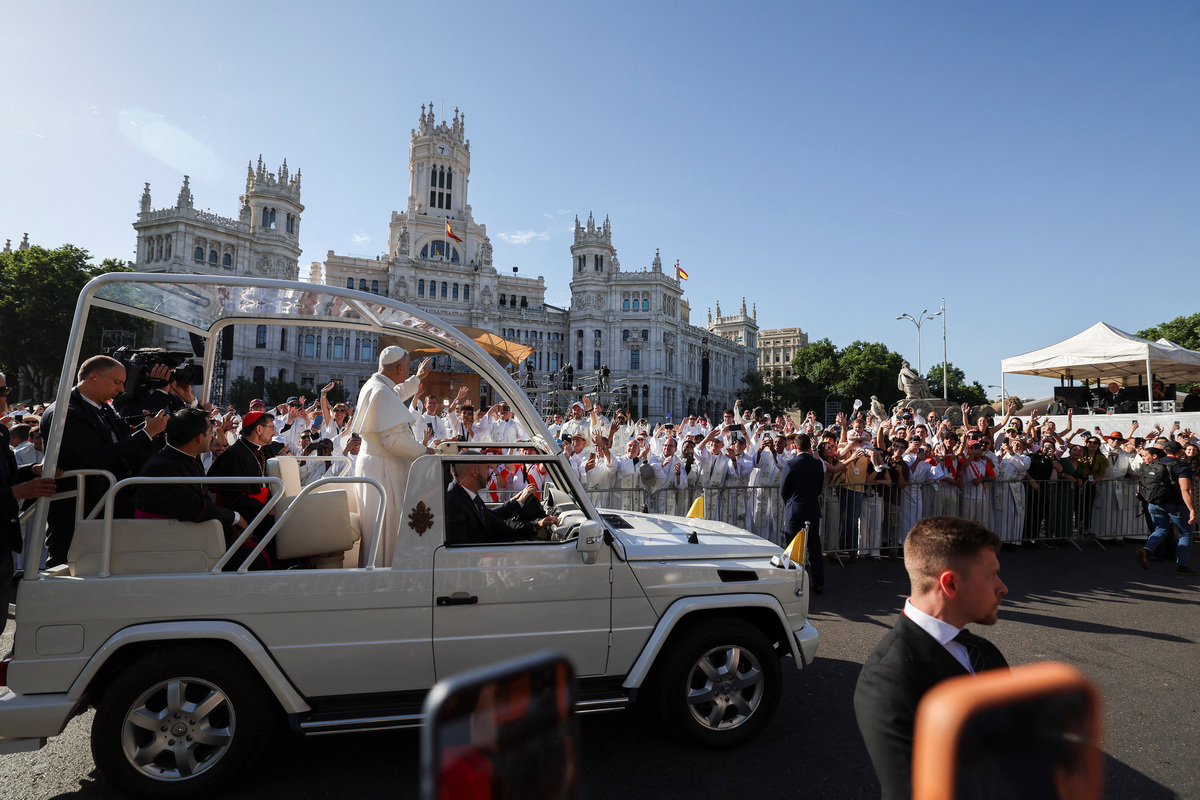 Pope Leo XIV arrives to celebrate Holy Mass at Plaza de Cibeles, during his apostolic journey in Madrid, Spain, June 7, 2026. REUTERS/Violeta Santos Moura