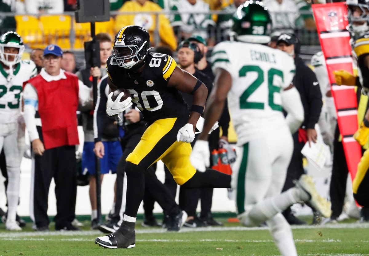  Oct 20, 2024; Pittsburgh, Pennsylvania, USA; Pittsburgh Steelers tight end Darnell Washington (80) runs after a catch against the New York Jets during the second quarter at Acrisure Stadium. Mandatory Credit: Charles LeClaire-Imagn Images © Charles LeClaire-Imagn Images