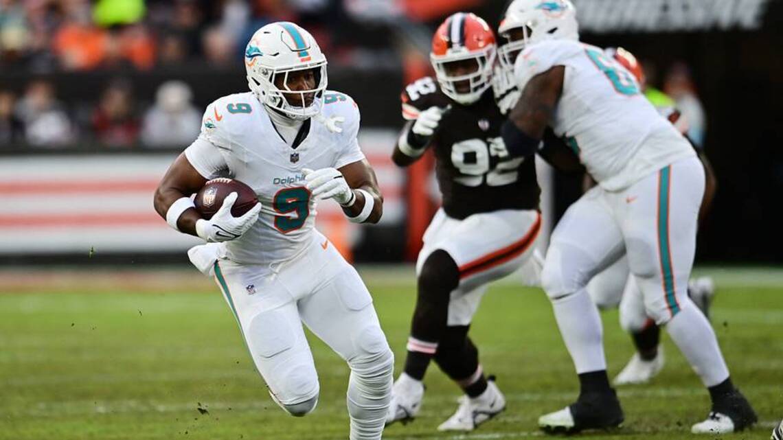 Could The Dolphins Bring Back Jonnu Smith? Should They?