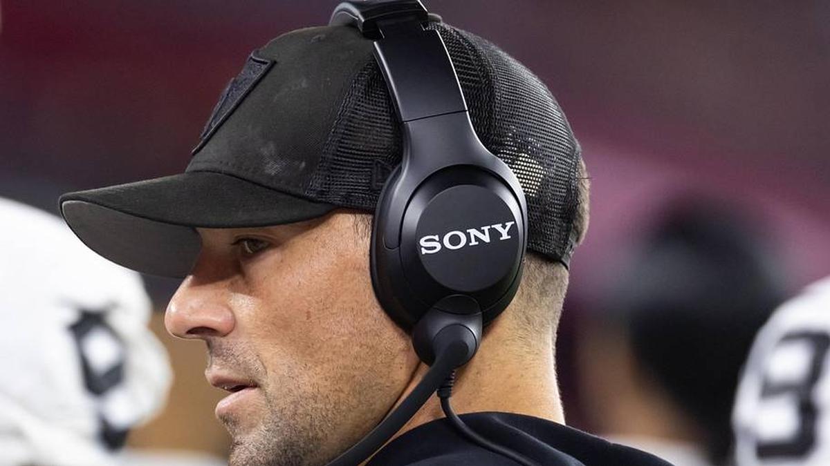  Aug 23, 2025; Glendale, Arizona, USA; Las Vegas Raiders defensive line coach Rob Leonard against the Arizona Cardinals during a preseason NFL game at State Farm Stadium. Mandatory Credit: Mark J. Rebilas-Imagn Images | Mark J. Rebilas-Imagn Images 
