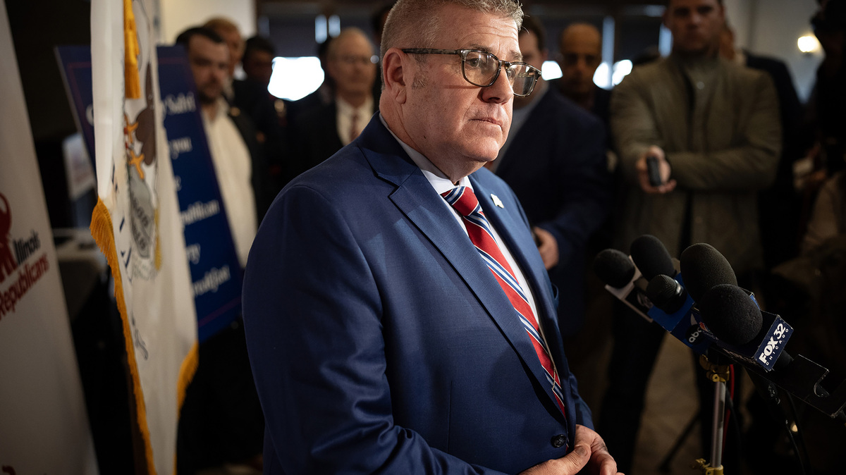 Republican gubernatorial candidate Darren Bailey speaks to the media after his primary victory at an Illinois GOP unity breakfast in Naperville, March 18, 2026. (E. Jason Wambsgans/Chicago Tribune/TNS)