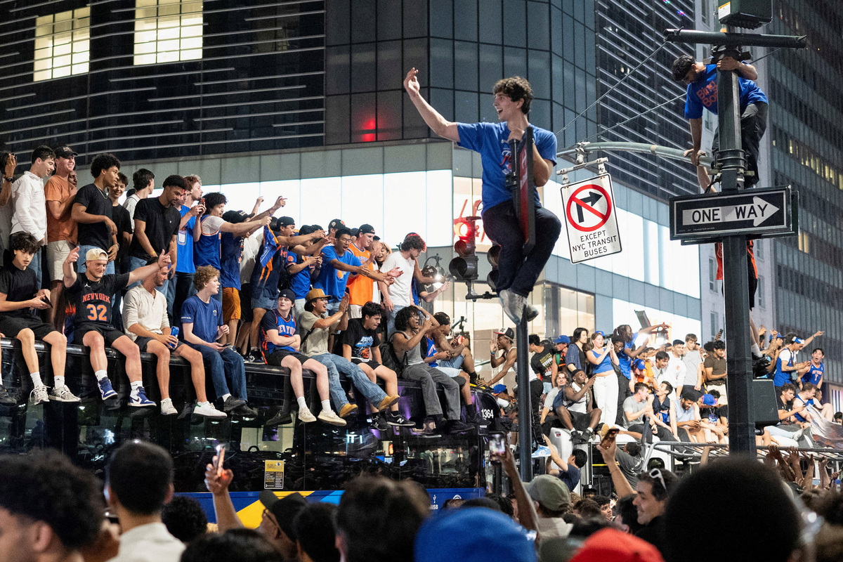 Fans celebrate the New York Knicks' win against the San Antonio Spurs in Game 5 of the NBA Finals, on a street near Madison Square Garden, in New York City, U.S., June 14, 2026.  REUTERS/Christian Monterrosa