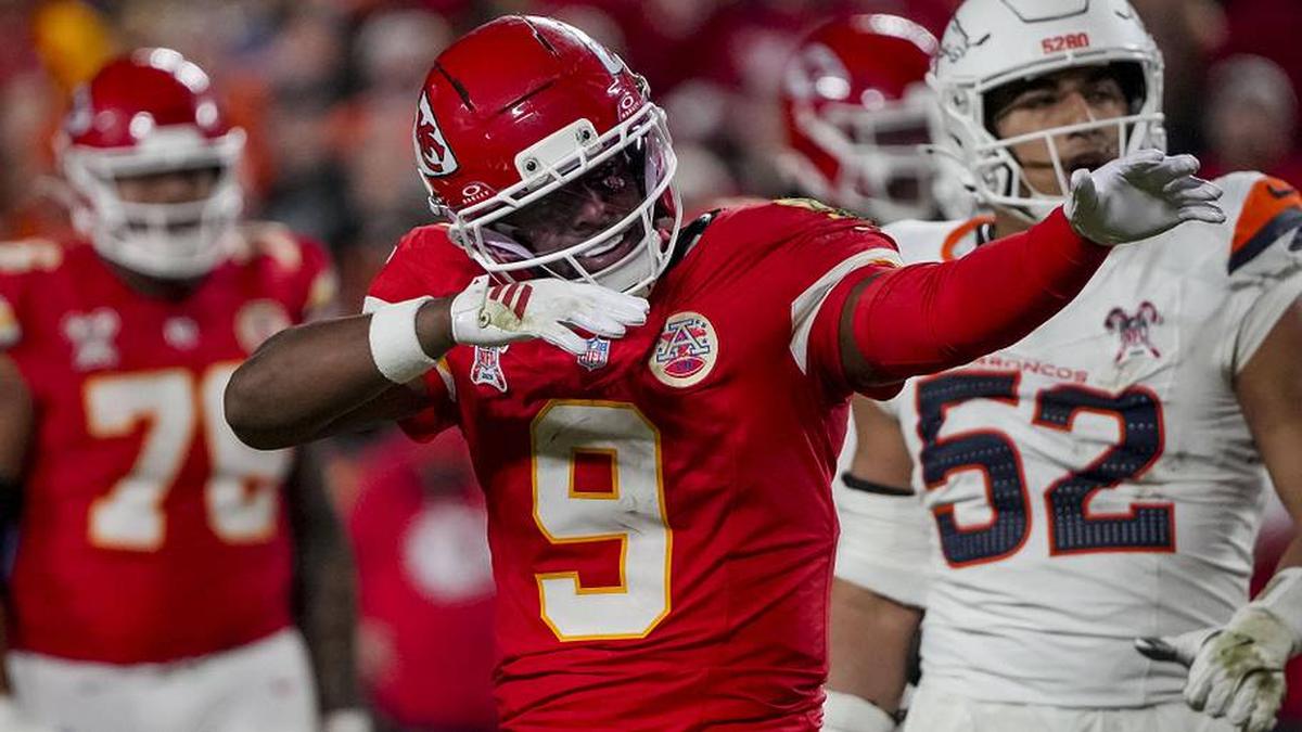  Dec 25, 2025; Kansas City, Missouri, USA; Kansas City Chiefs wide receiver Juju Smith-Schuster (9) celebrates during the fourth quarter at GEHA Field at Arrowhead Stadium. Mandatory Credit: Denny Medley-Imagn Images | Denny Medley-Imagn Images 