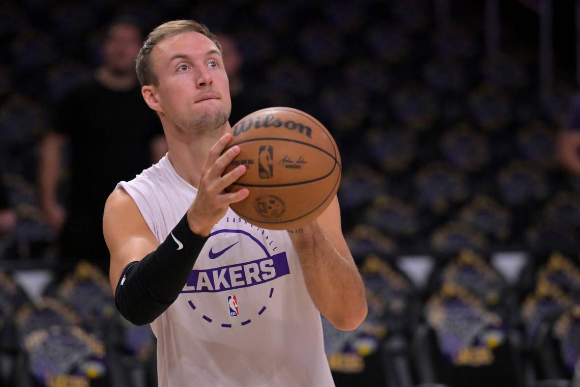  Los Angeles Lakers guard Luke Kennard (10) 