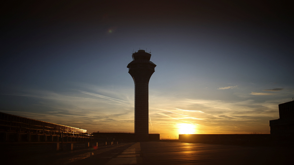 US air traffic controllers to get 2.8% pay raise under FAA deal