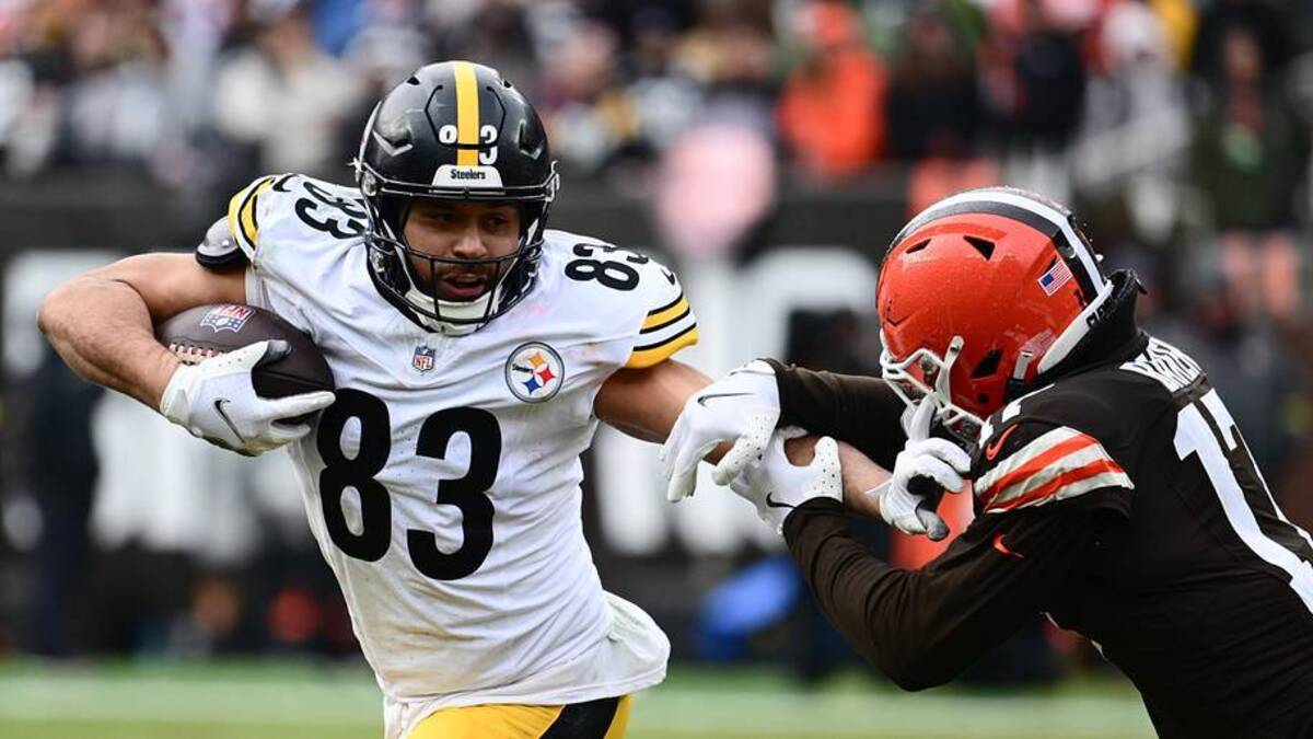  Dec 28, 2025; Cleveland, Ohio, USA; Pittsburgh Steelers tight end/fullback Connor Heyward (83) stiff arms Cleveland Browns linebacker Jerome Baker (17) in the second quarter at Huntington Bank Field. Mandatory Credit: Ken Blaze-Imagn Images | Ken Blaze-Imagn Images 