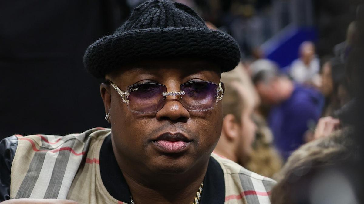 E-40 at a 2022 NBA game between Golden State Warriors and Los Angeles Lakers.