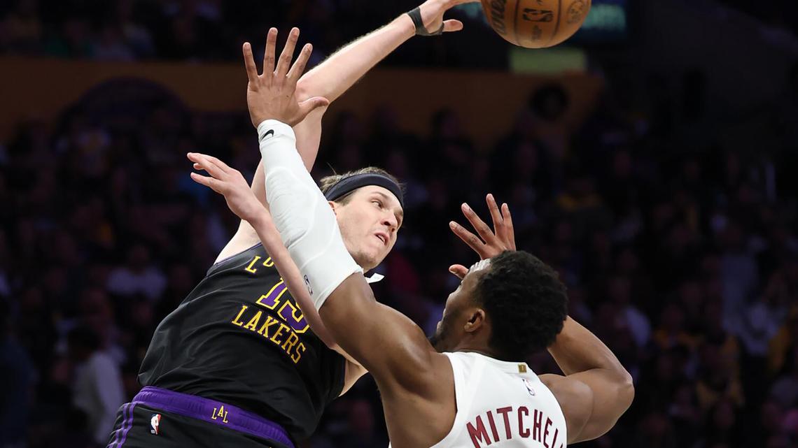 Lakers' Austin Reaves out for rest of regular season with oblique strain 