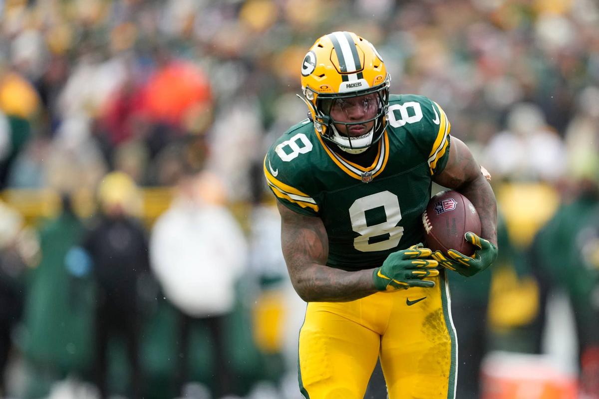  GREEN BAY, WISCONSIN - JANUARY 05: Josh Jacobs #8 of the Green Bay Packers runs with the ball against the Chicago Bears in the second quarter at Lambeau Field on January 05, 2025 in Green Bay, Wisconsin. (Photo by Patrick McDermott/Getty Images) 