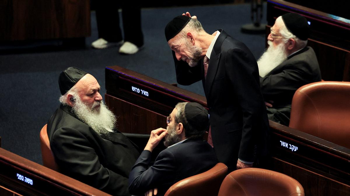 Israeli politicians react following a vote to dissolve the Knesset before the end of its term, in the Knesset, Israel's parliament in Jerusalem, May 20, 2026. REUTERS/Ronen Zvulun