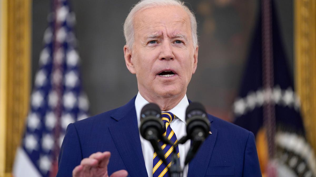 El presidente estadounidense Joe Biden anuncia en la Casa Blanca que el país alcanzó 300 millones de dosis de vacunas de coronavirus administradas, el viernes, 18 de junio del 2021. (AP Foto/Evan Vucci)