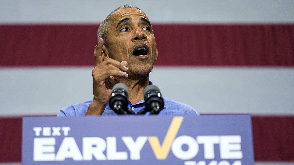 El ex presidente Barack Obama habla en un acto de campaña para el gobernador demócrata de Wisconsin, Tony Evers, y el candidato al Senado de Estados Unidos, Mandela Barnes, el sábado 29 de octubre de 2022, en Milwaukee. (Foto AP/Morry Gash)