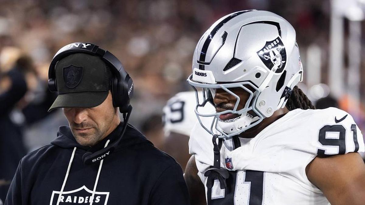 Aug 23, 2025; Glendale, Arizona, USA; Las Vegas Raiders defensive line coach Rob Leonard with defensive end Jahfari Harvey (91) against the Arizona Cardinals during a preseason NFL game at State Farm Stadium. Mandatory Credit: Mark J. Rebilas-Imagn Images | Mark J. Rebilas-Imagn Images 