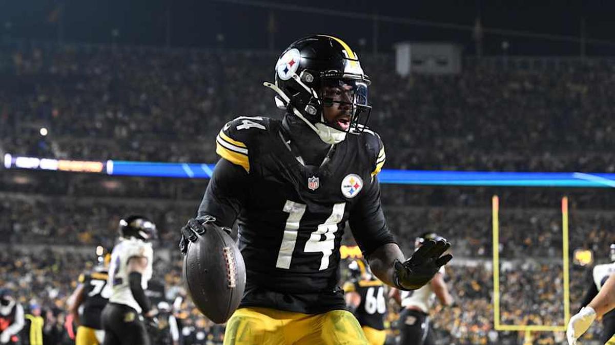  Jan 4, 2026; Pittsburgh, Pennsylvania, USA; Pittsburgh Steelers running back Kenneth Gainwell (14) rushes for a touchdown against the Baltimore Ravens during the second half at Acrisure Stadium. Mandatory Credit: Barry Reeger-Imagn Images | Barry Reeger-Imagn Images 