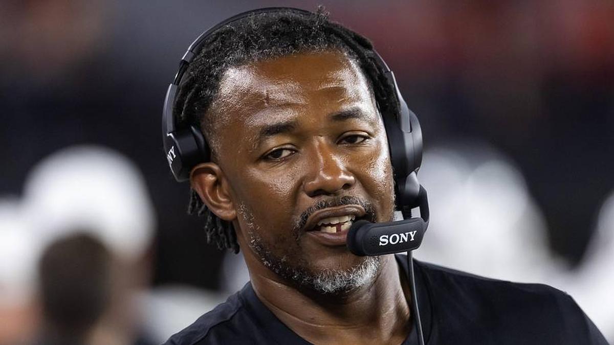  Aug 23, 2025; Glendale, Arizona, USA; Las Vegas Raiders defensive coordinator Patrick Graham against the Arizona Cardinals during a preseason NFL game at State Farm Stadium. Mandatory Credit: Mark J. Rebilas-Imagn Images | Mark J. Rebilas-Imagn Images 