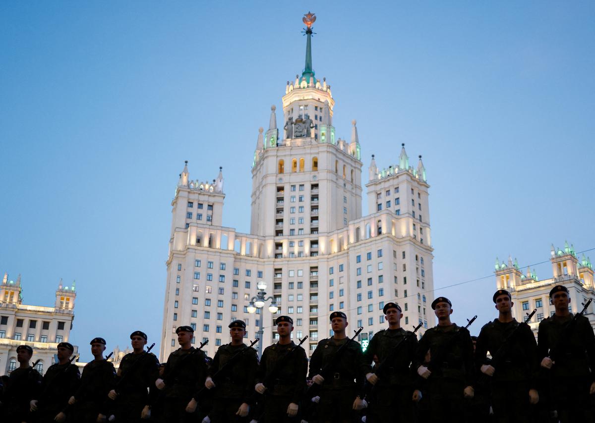 Russian service members take part in a rehearsal for the Victory Day military parade marking the anniversary of the victory over Nazi Germany in World War Two, in central Moscow, Russia, May 4, 2026. REUTERS/Yulia Morozova