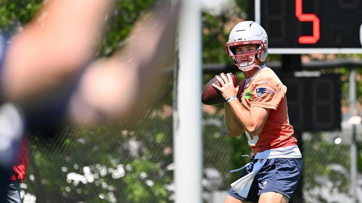  Jun 9, 2026; Foxborough, MA, USA; New England Patriots quarterback Drake Maye (10) targets a member of the coaching staff during minicamp at Gillette Stadium. Mandatory Credit: Eric Canha-Imagn Images | Eric Canha-Imagn Images 
