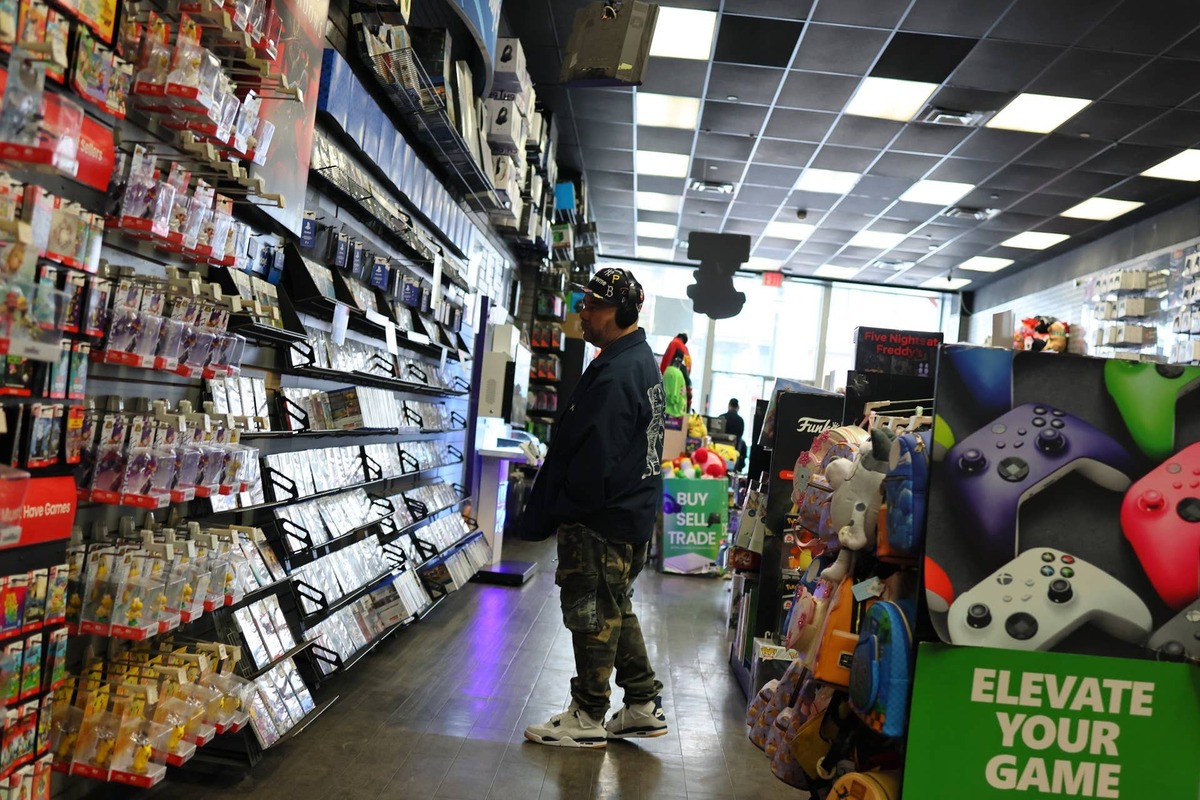  GameStop has raised its eBay stake to 7.8% and projects adjusted EBITDA above $600 million for fiscal 2027, up from $345.4 million. 