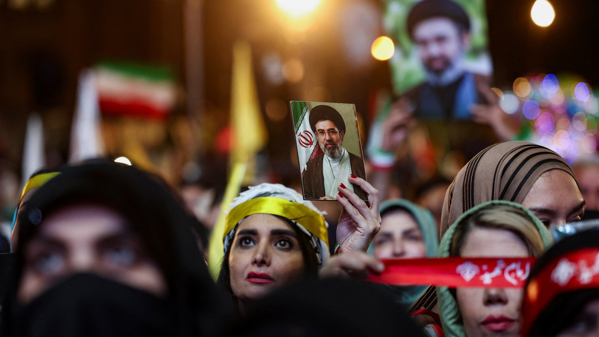 A woman holds an image of Iran's Supreme Leader, Mojtaba Khamenei, during an anti-U.S. and Israeli rally after Iran's missile attack on Israel, in Tehran, Iran, June 7, 2026. Majid Asgaripour/WANA (West Asia News Agency) via REUTERS