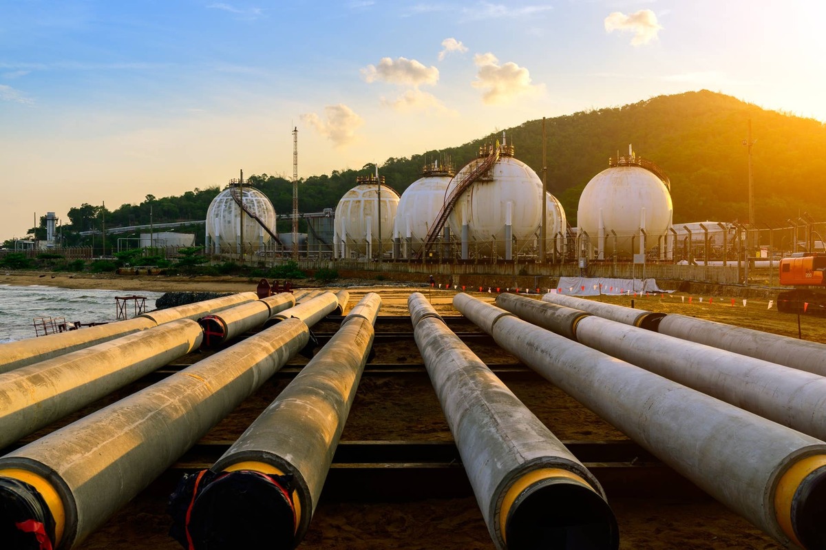  Treasury Secretary Scott Bessent said only China is buying Iranian crude, as other nations fear renewed U.S. sanctions. 