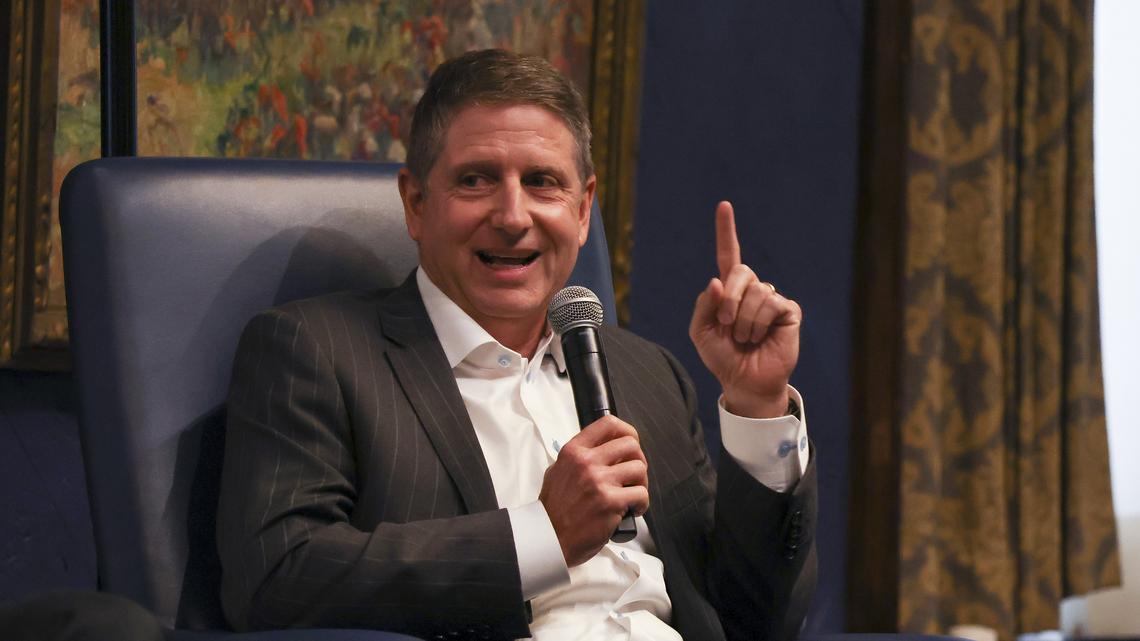 Paul Sullivan: When it comes to finally pulling the plug, it's like father, like son for Jerry and Michael Reinsdorf 