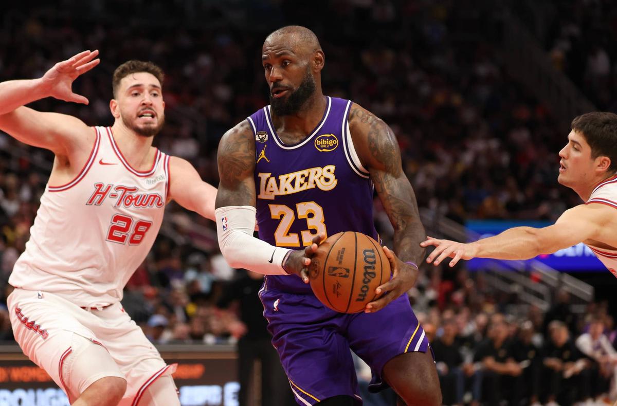  Los Angeles Lakers forward LeBron James (23) splits the defense of Houston Rockets center Alperen Sengun (28). Thomas Shea-Imagn Images