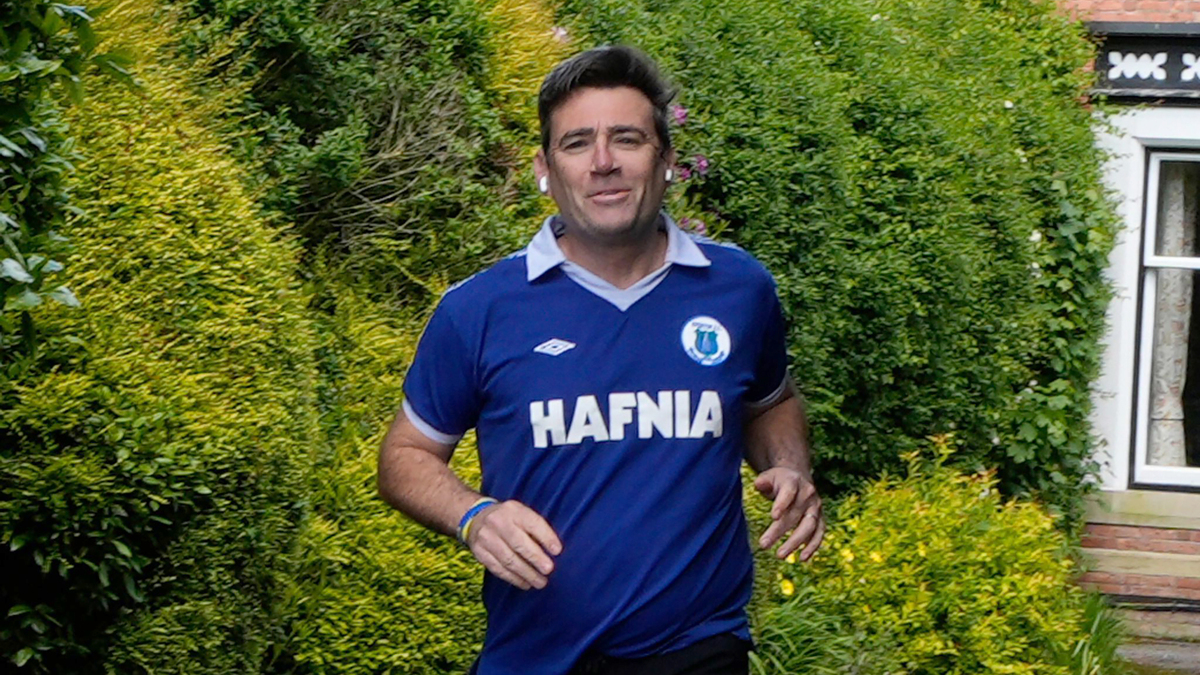 FILE PHOTO: Mayor of Greater Manchester Andy Burnham jogs outside his house in Warrington. (is associated with: «Burnham could still face challenge in race to become UK prime minister») (Peter Byrne/PA Wire/dpa/TNS)