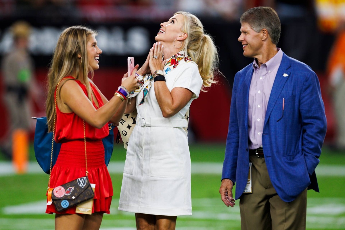  GLENDALE, ARIZONA - AUGUST 19: Ava Hunt, Tavia Hunt and Clark Hunt of the Kansas City Chiefs on the sideline during a game against the Arizona Cardinals at State Farm Stadium on August 19, 2023 in Glendale, Arizona. (Photo by Ric Tapia/Getty Images) 