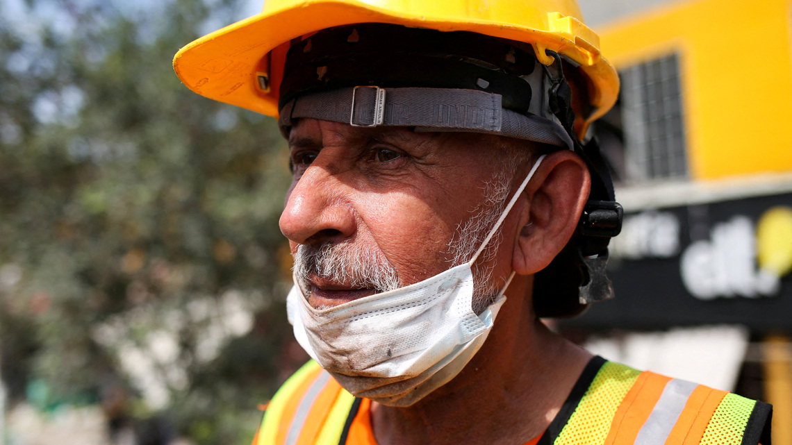 Veteran volunteer digs for survivors after Colombia quake 
